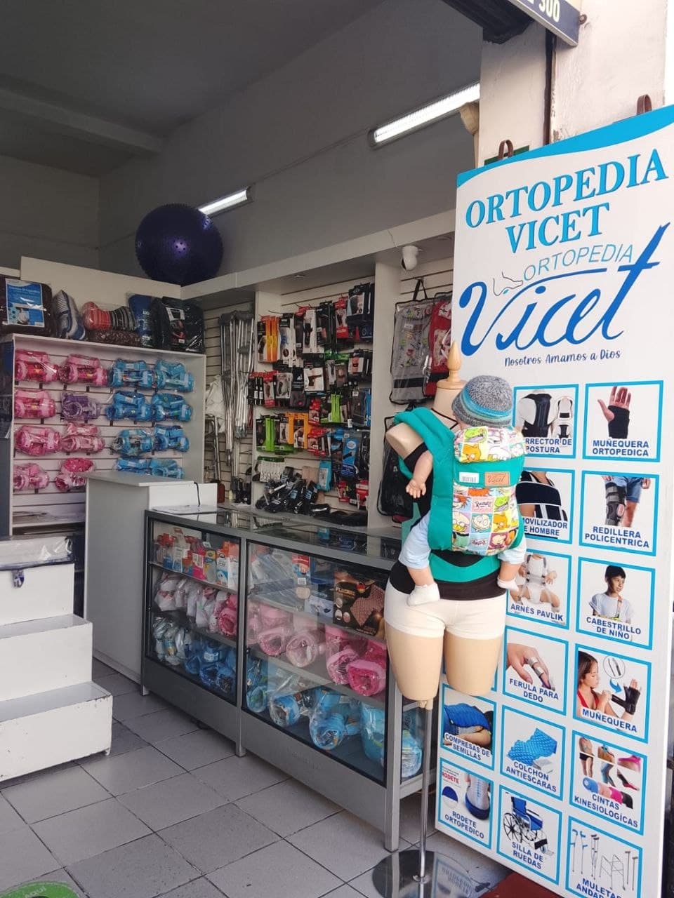 Tienda física Ortopedia VICET con productos ortopédicos en exhibición